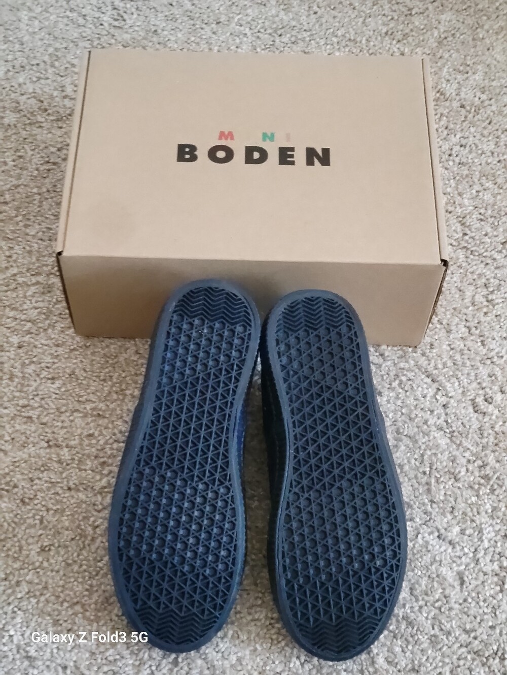 ♥️NWT♥️ Boden Girls Navy Velvet Slip-On Sneakers with Gold Embroidered Stars - Picture 4 of 9